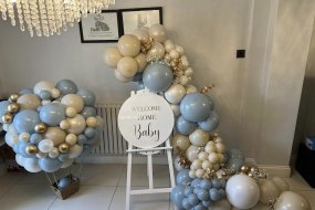 Easel display with hot air balloons, perfect welcome sign