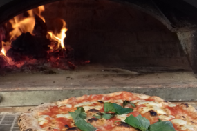 Pizza in Giro Pizza Van Hire Profile 1