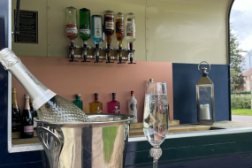 Fizz & Filly Mobile Horsebox Bar Mobile Bar Hire Profile 1