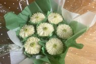 Daisy cupcake bouquet