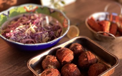 “Moink” balls, halloumi fries and coleslaw 