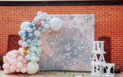 Baby Shower: Shimmer wall and Balloon Garland