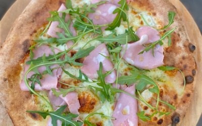 Mortadella, fresh rocket, roasted garlic and mozzarella