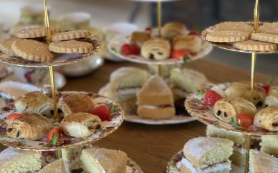 The vast majority of the 3 tier cake stands are Royal Albert, with each layer being the same design