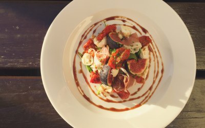 Prosciutto, caramelised fig, sun blush tomato, buffalo mozzarella and balsamic reduction salad