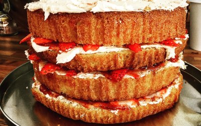 Big Victoria Sponge with Strawberries