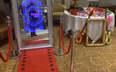 Magic mirror photo booth 