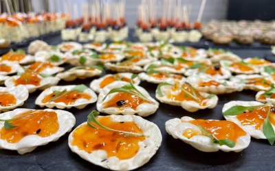 Canapé: Mini Popadoms & chutney