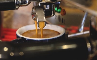 Crema pours over an americano from La Spaziale S9