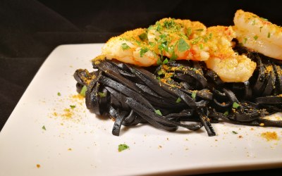 Spaghetti al nero di seppia con gamberi e bottarga