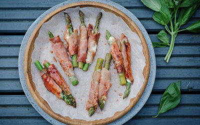 Parma ham, mozzarella and basil wrapped asparagus