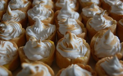 Individual mini lemon meringue pies