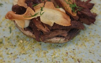 Filled mushroom. Beef brisket, parnip puree, parsnip crisp