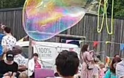 Giant bubbles 