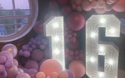 Led numbers & freestanding balloon arch