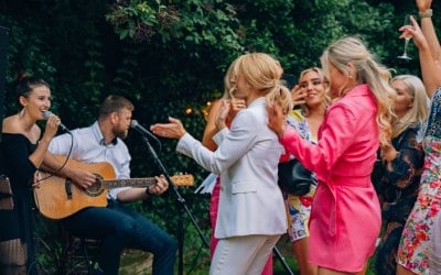 The Wedding party dancing to Indigo acoustic.