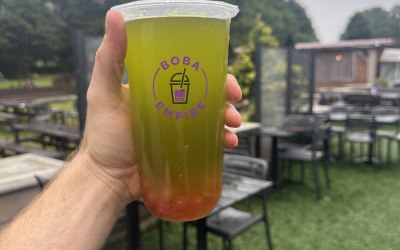 Kiwi fruit tea with strawberry popping bubbles