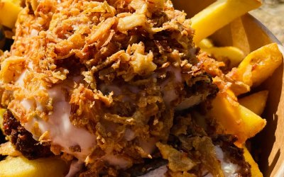 Hungry bird with Southern fried chicken, burger sauce & crispy onions