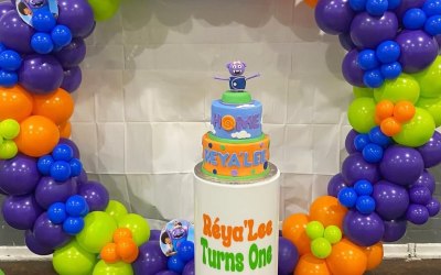 Full balloon hoop and cake plinth