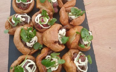 Mini Yorkshire pudding with rare beef and horseradish cream 