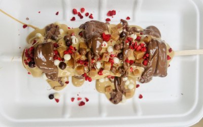 Golden chocolate with fudge, chocoballs, dried raspberries & chocolate drizzle.