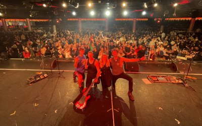 Band & Crowd Selfie!