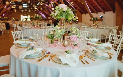 A beautiful wedding with crisp white Tablecloths and Napkins.