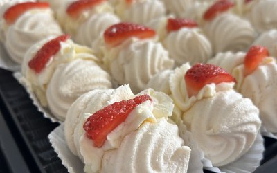 Fresh cream meringues