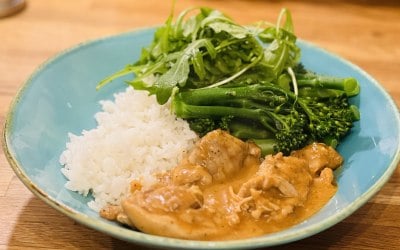 Chicken thighs in peanut sauce , steamed broccoli, rocket and basmati 