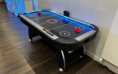 Air hockey table 