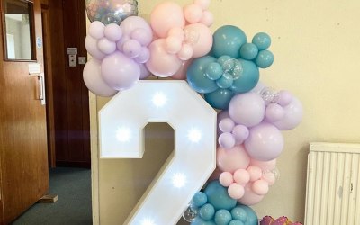 4ft Light up number and balloons